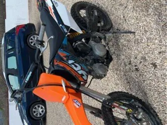 bonjour, je vends ma moto c'est 125 ycf mx bigy elle est neuf et très peu servi