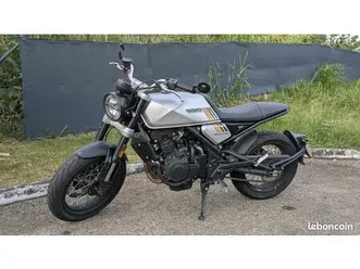 moto crossfire 500 cm3■2363km très légèrement évolutifs■1ère main■pneus pirelli tubeless■écran lcd■éclairage full led■abs bosh■poids 180kg