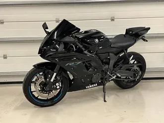 yamaha yzf-r7/schwarz/ix-race aupuff