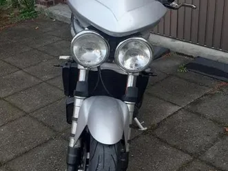 triumph speed triple 955i sehr gepflegt mit wenig km.