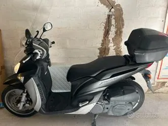 scooter yamaha xenter 150 solo 2.200 km