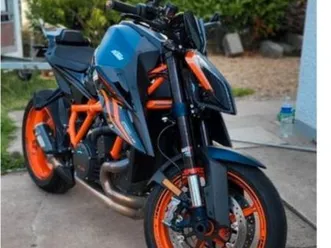 a vendre superduke 1290r v3■silencieux origine disponible ■très belle moto débordant de couple■jamais de circuit■pneu avant neuf