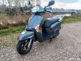 scooter kymco like 125 très bon état , + de 500 de frais effectuer : disque étrier plaquette neuf , pneus neufs révision complète ext....