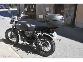 moto de couleur noire 125 c