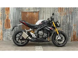 ② triumph speed triple 1200 rs