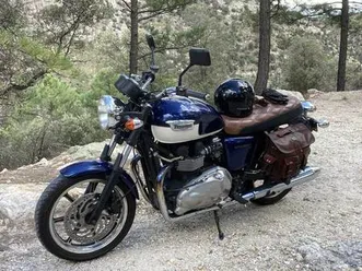 2011 triumph bonneville se - $4,500