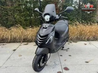 piaggio zip iget 2020 brom 45km e4 mat zwart alpha runner — scooters | piaggio — marktplaats