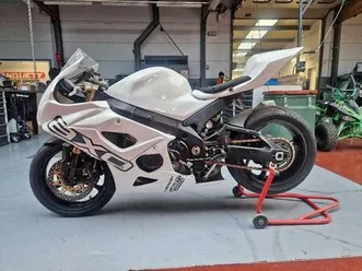 ② suzuki gsxr 1000 2006 moto piste