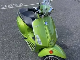 piaggio vespa sprint 50 in giallo estate livery