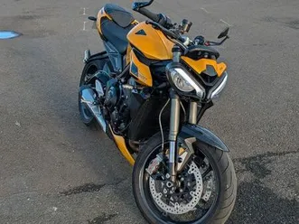 triumph street triple 765 rs cosmic yellow