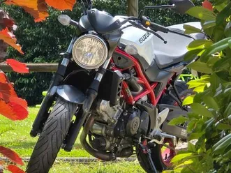 suzuki sv650 - 2023 - 2915km - comme neuf