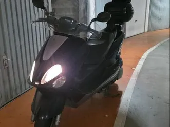 scooter yamaha majesty 2006 – excellent état – 19 000 km + équipements