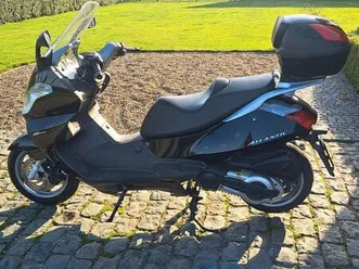 ② aprilia 400 cc atlantic