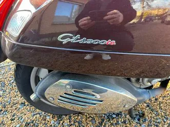 ② vespa gts 300.