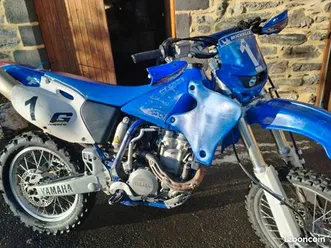 moto d'enduro de 2000 avec accessoires