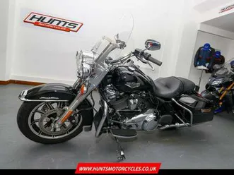 2019 '19 harley-davidson road king flhr. only 5,956 miles. stunning bike £14,495