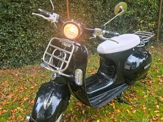 retro-roller-futura-classico-elektroroller-45km-h-schwarz