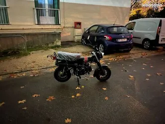 dax skyteam 125 black edition en état showroom, jamais utilisé et affichant seulement 15 km effectués par le concessionnaire