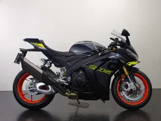 aprilia rsv4 1100 geel