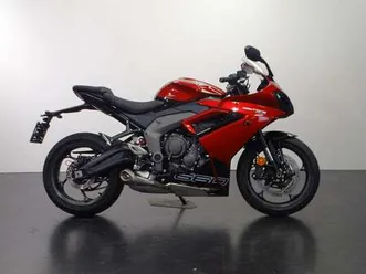 triumph daytona 660 rood