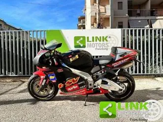 aprilia rsv 1000 .