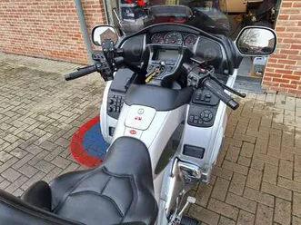 dispose d'un amortisseur central aragona