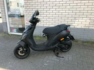 kerstkrakers: piaggio zip sp 45km mat zwart bj2017 6000km — scooters | piaggio — marktplaats