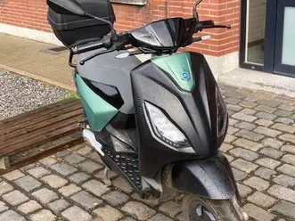 ② piaggio one plus – mat zwart / mat jade – met topcase