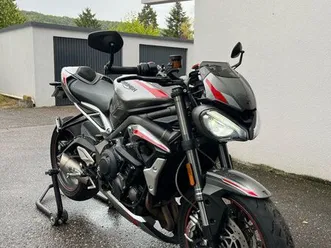 triumph street triple rs