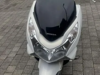 ② honda pcx 125 cc met 2 helmen en topkoffer te koop