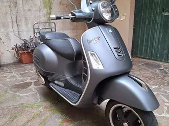 vespa gts super 300 grigio