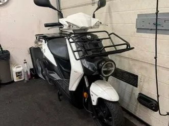 sym xpro bezorgscooter 2022 euro 5 met koffer 2e eigenaar — scooters | sym — marktplaats