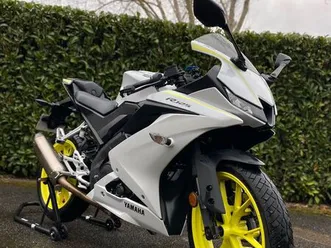 yzf-r125 coloris blanc avec ligne akrapovic
