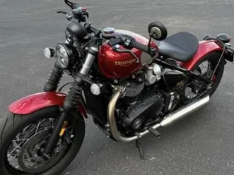 only 200 mi. triumph bonneville bobber gold line, like new!