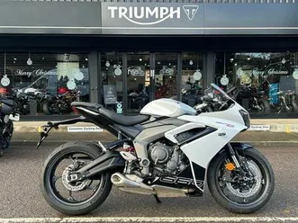 triumph daytona 660