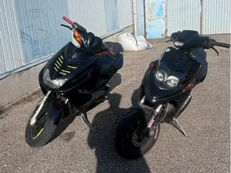 vend lot de 2 scooters