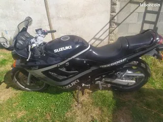 vend une moto suzuki