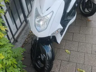 ② un scooter de classe a kymco agility 50 rs.