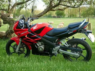moto honda cbr r 125 rouge/noire faible kilométrage
