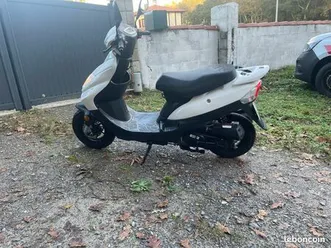 lazio reno 50 cc moins de 550km encore sous garantie