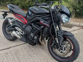 2019 69 triumph street triple r low 765 naked black 765r - 1590 miles yes 1k