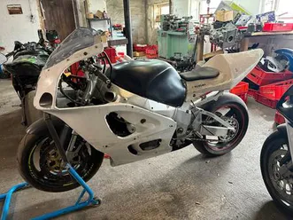 suzuki gsxr 600 srad . race bike .