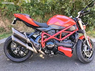 moto ducati streefighter avec accessoires