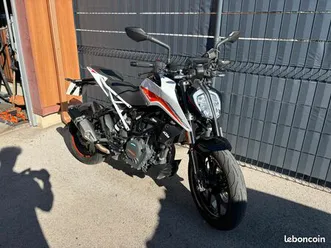 moto ktm duke 390, année 2023