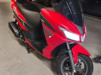 scooter srx50 1ere main(2025) 488 kil avec top case