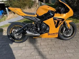 ② triumph spreet triple 2023 8000km equipé piste