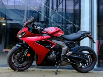 triumph daytona 660 mit sehr viel zubehör