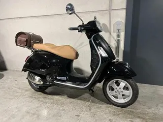 ② vespa gts300 vespa met bagagekoffer in prachtstaat