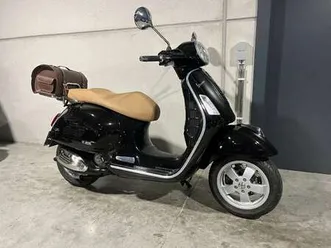 vespa met bagagekoffer in prachtstaat