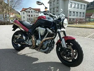 schöne leicht umgebaute yamaha mt-01 mit zubehör